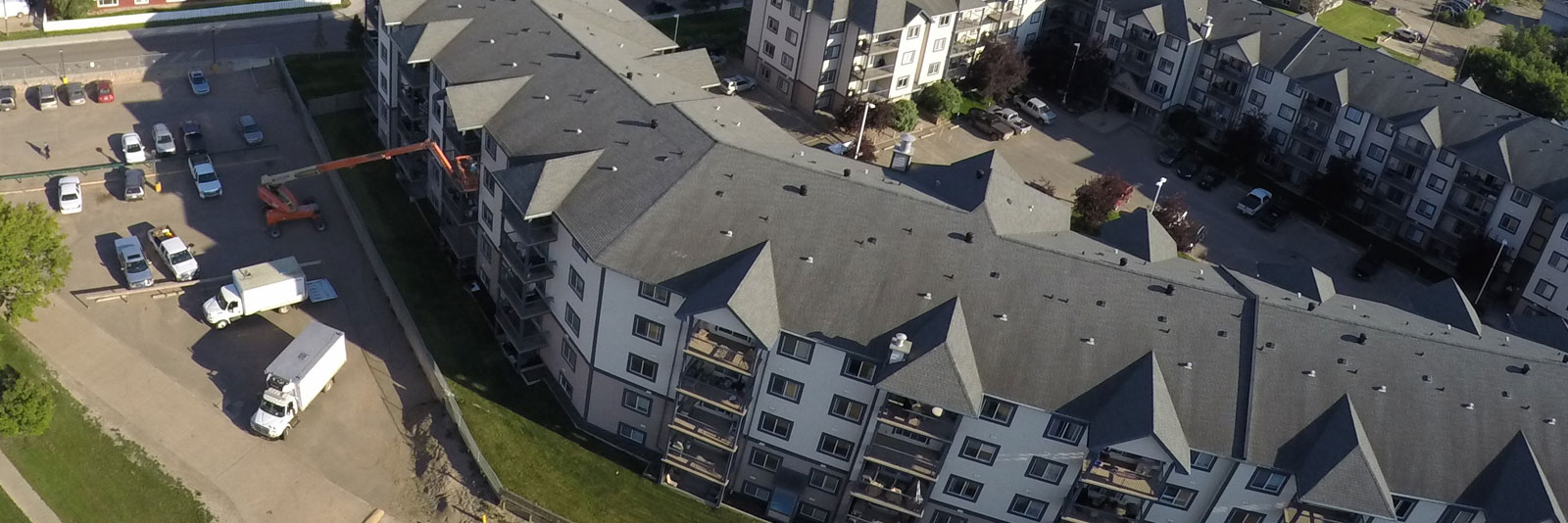 BOSSWASH emploees power washing large commercial building